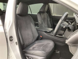 運転する時はドライビングポジションが気になりますよね。パワーシートで座席位置の微調整もしっかりできます。高級感がある装備としても人気があります。