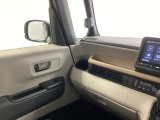 入れるものを限定せず、気軽に使える助手席前のトレー。走行中も落ちにくい形になっていてとても便利です。