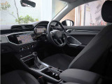 内装はシンプルに使い勝手を考え作られています。お車を運転する感覚をダイレクトに体感して頂けます。室内も広くロングドライブにも快適にお過ごしいただけます。