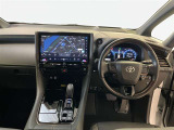 運転席周りのレイアウトをご覧ください。ナビゲーションが綺麗に装着されすっきり収まってますね!