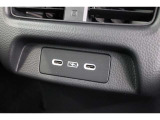 後席にもUSBソケットがついていますのでコードを繋げばスマートフォンなどの充電が出来ます!