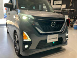 夜間走行の様々な局面に対し、LEDヘッドランプで視認性をしっかり確保。ハロゲンヘッドランプのおおよそ2倍の光量で、広範囲に明るくドライバーをサポートしてくれます。