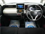 運転にかかわる様々な操作を安全に行えるように視点移動が少なく、操作性に配慮されたスイッチ類が凝縮されたコクピットです。
