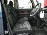 運転席はほどよくホールド感のある形状をしておりますので、運転がしやすいです。