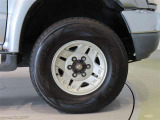 純正のアルミホイール装着車です。タイヤサイズは265/70R15です。