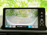 バックカメラ表示で、後退時の安全確認をサポートします。駐車の際にも役立つ便利な機能です。