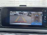 【360&deg;カメラシステム】4つのカメラにより、車両周囲を俯瞰で確認することができます。カメラの呼び起しは手動でも可能ですので、狭い道でも安心してお乗りいただけます。
