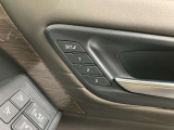 3つまでシートポジションを登録することが可能です。家族やオーナー以外が乗った後でも、細かいシートポジションのセットは不要です。高級車ならではの装備ですね。