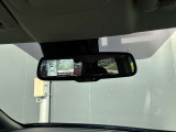 ルームミラーには、上から丸見えアラウンドビューモニターが写るので駐車が苦手な方には便利な装備になりますね♪