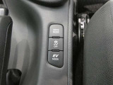 トラクションコントロール装備です。すべりやすい路面での発進時や加速時にタイヤの空転を抑え、駆動力確保に貢献する機能です。詳細は販売店スタッフまでおたずねください。