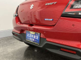 【後退時ブレーキサポート】リヤバンパーに4つの超音波センサーを内蔵し、車両後方にある障害物を検知。透明なガラスなども検知でき、コンビニの駐車場などでの衝突回避をサポートします。
