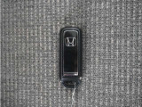◆スマートキー◆カギをバッグやポケットに入れたままでもドアロックの開閉ができる『スマートキー』付き!雨天や暗くなってもカギを取り出す必要がなくドアの開錠&エンジンも始動できます