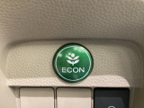 ECONモードをONにするとアクセルペダルの動きに対するエンジンの反応とエアコンの制御を切り換えることで、燃費のいい運転をするドライバーがペダルを踏んだ時と同じようにエンジンを制御します。
