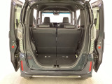 開口部も広く荷物の積み下ろしもしやすいお車となっております。シートの背もたれは5:5の割合で背もたれを可倒でき、前後のシートスライドもできるので荷室をひろげることができます。