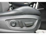 パワーシート搭載。微妙な調整が手軽にでき、ぴったりのポジションで運転することが可能です。
