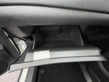 グローブボックスの他にも収納をご用意してます。車内をスッキリ見せることができます。
