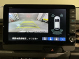 リバースギアに入れるだけで後方の表示へ切り替わります。夜間や雨の日の駐車も楽になりますよ。