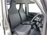 シンプルながら機能性あふれる運転席廻りです。視界性もよく、運転しやすいですよ。