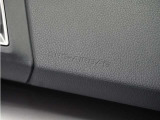 ◆助手席エアバッグ◆SRSエアバッグは、シートベルトだけでは防ぎきれない衝突時の衝撃から乗員を守るための安全装置。衝突時に瞬時に膨らみ、頭部や胸部がダッシュボードに直接衝突するのを防ぎます。