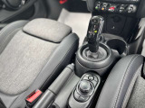 MINIならではのデザインのシフトレバー。内装デザインもMINIの特徴です。