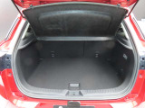 CX-3のラゲッジルームです。左右の張出しが少なく、フラットな床面ですのでお荷物も載せやすくなっています。