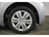 14インチスチールホイール。タイヤサイズは155/65R14です。
