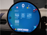 MINIのインテリアで最大のアイコンとなっているのがダッシュボードの中央に置かれた大型のセンターメーターです。現在のMINIは、センターメーターをセンターディスプレイへと形を変えて受け継がれています。