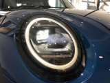 モデルが変わっても一目でMINIと分かるアイコンはそのままに、その時代に合わせた最新の技術、安全装備を搭載させております。