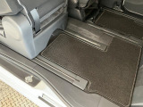 助手席は大きく前へスライド可能で、ミラクルオープンドアからの乗り降りをさらに快適にしてくれます♪