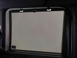 後席にお乗りの方が眩しくないように日差しを軽減する格納式リヤドアサンシェードが付いてます