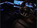 車内全体を取り巻く様なアンビエントライトを追加装備で夜のドライブにおいて上質で居心地のよい空間をつくりだすことができます。その日の気分に合わせてお好みで選択する事が可能です。