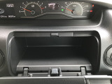 運転席前にも収納スペースがございます!