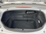 初代から一貫して作り上げた深くゆったりとしたリアトランク。ホロを畳んだ状態でも旅行鞄等もしっかりと詰め込める広さを持っています。