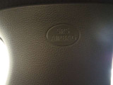 フロントSRSエアバッグは車両前方から乗員が重大な傷害を受けるおそれのある大きな衝撃を受けた場合に作動し、シートベルトが身体を拘束する働きと併せて前席乗員の頭部や胸部などへの衝撃をやわらげる装置です