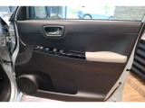 【運転席内ドア 】ミラー操作やウィンドウ開閉スイッチはドライバー目線で配置され、快適な操作性を実現!