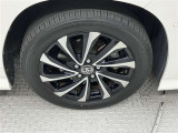 ホイールの状態やタイヤ溝の残り具合は、安全性や維持費にも関わる重要なポイントです。写真にて現状をご確認いただけますが、気になる点や詳細については、お気軽にお問い合わせください。