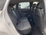 フィットの後部座席です。車自体の高さはホンダ車の中では低めの車ですが座っても窮屈さは感じません!是非実際に乗りにいらしてください!