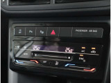 【デュアルオートエアコン】 運転席側と助手席側の温度を別々に設定可能なデュアルオートエアコン。左右それぞれの好みに合わせて個別に温度設定できるのでとても快適です.