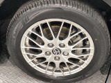 【純正アルミホイール】です!車両デザインに合わせてホイールをデザインしているため、見た目にもカッコイイアルミホイール♪洗車もラクチンで錆びません。