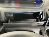 【インパネアッパーボックス】サッと取り出せてサッとしまえる、運転席の目の前にはボックスが装備されております!薄型のボックスティッシュなど収納可能☆