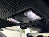 タッチコントロール式LEDルームランプはフロント・リヤ天井部分に設置。夜間でもスマートに操作できます。