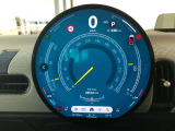 トグルスイッチを使うことにより、コクピット感を演出しております。メーターパネルも無駄な情報がなく、クラシック感のある見やすいメーターパネルで御座います。