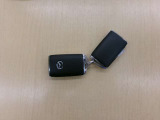 スマートキーは前席ドア外側のボタンを押すだけでドアの開錠ができ、カバンやポケットから取り出す必要がなく便利です!