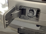 普通充電はフタを直接押し、充電コネクターを差すだけで充電開始します。