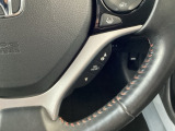 マルチインフォメーションディスプレイの操作スイッチがステアリングに配置されており、手を離さずに各種情報を切り替えられて便利です。
