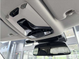 ルームランプスイッチ付近にSOSコールを装備。エアバックが展開する事故などのときには、車台番号、GPSの位置情報、乗車人数(シートベルト装着数)をMINIのサポートセンターへ通報します。