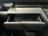 助手席側に引き出しあります☆小物の収納に便利に使えます♪