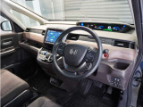 ◆視界広々で非常に運転しやすくロングドライブでも疲れを感じさせないすっきりとまとまったインパネ周りです。