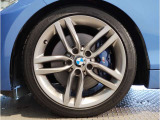 【BMWアロイホイル】軽量かつ強度に拘ったアロイホイル。走行性能ポテンシャルを引き出す設計。車の足元を引き締めてくれる大きなポイントはアロイホイルです。