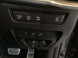 i-stopやトラクションコントロール、シートメモリーなどのスイッチを運転席まわりに配置。快適な操作性を実現しています。